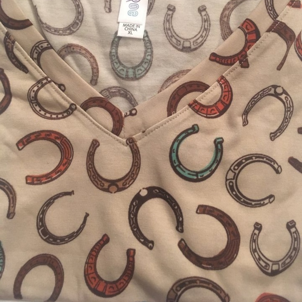 LuLaRoe - Christy T-Shirt V-Neck Horseshoe Size XL